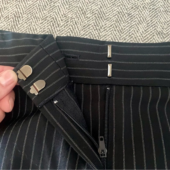 Jones New York pin stripe navy blue pant suit. Sz 6 - Picture 11 of 11